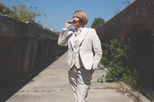 Dames trouwpak in beige wit zandkleur gemaakt voor huwelijk Ann