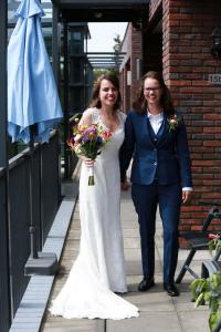 Dames trouwpak met gilet blauw voor lesbische bruid Kirsty