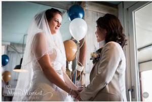 Dames trouwpak voor bruid Mijet gemaakt in glanzend zandkleurige wol