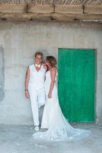 Dames trouwpak wit maatkostuum voor lesbisch huwelijk Nelleke