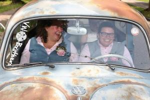 Dames trouwpakken op maat gemaakt  voor lesbisch huwelijk Mawiesja en Marieke