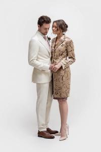 Feestelijk lang colbert op maat gemaakt met bijpassend bruin jurkje trouwkleding op maat (1)