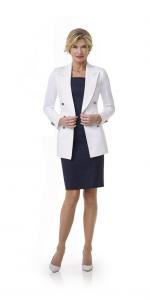 Feestelijk vrouwelijke witte blazer  met zwarte jurk