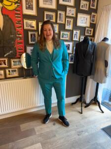 Groen-bruidskostuum-vrouw-met-gilet