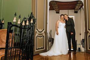 Groen bruidskostuum gemaakt voor huwelijk van Sanne & Sofie met zwarte maatblouse