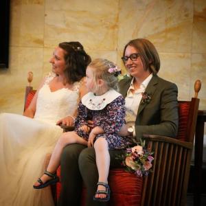 Groen dames trouwpak gemaakt voor lesbisch huwelijk