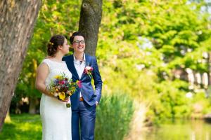 Koningsblauw vrouwelijk maatkostuum   gemaakt voor  Rozemarijn met blouse gemaakt met blauwe accenten