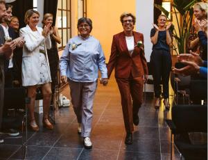 Koper-kleurig-dames-trouwpak-en-bruidsblouse-met-pantalon-gemaakt