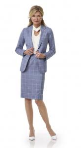 Licht blauw vrouwelijk mantelpak met rok en colbert