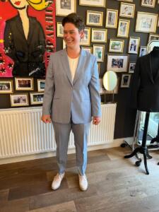 Lichtblauw-trouwkostuum-vrouw