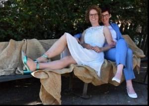 Lichtblauw bruidspak voor lesbisch trouwen Sjoukje