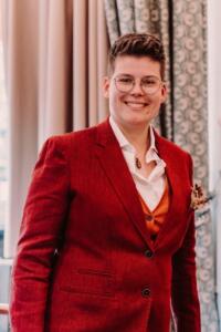 Linnen-trouwpak-vrouw-gemaakt-van-rood-oranje