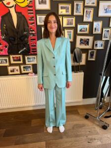 Mintgroen-trouwpak-vrouw-oversized