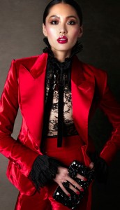 Rode velourse damessmoking gemaakt met brede revers en hoge broek