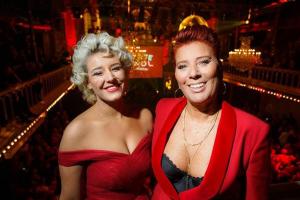 Rode smoking vrouw feestelijk rood