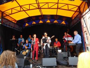 Rood vrouwelijk maatkostuum gemaakt voor zangeres Monica Leegwater (1) (1)