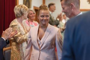 Roze-trouwpak-vrouw-op-maat-gemaakt