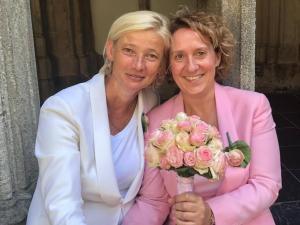 Roze smoking vrouw feestelijk bruidspak