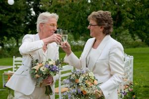 Smoking-bruid-vrouw-wit-trouwkostuum-vrouw