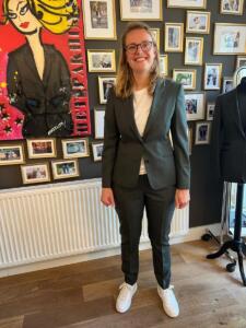 Sportief-trouwpak-vrouw-op-maat-gemaakt