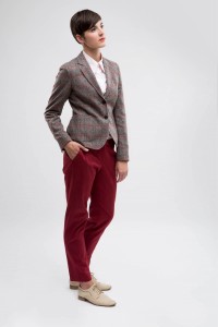 Sportief vrouwelijk maatkostuum  