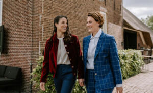 Sportieve-dames-trouwpakken-met-bomberjasje