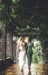 Stijlvol-trouwkostuum-vrouw-met-gilet