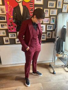 Stoer-mannelijk-bruidspak-vrouw