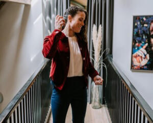 Stoer-sportief-dames-trouwpak-bomberjas