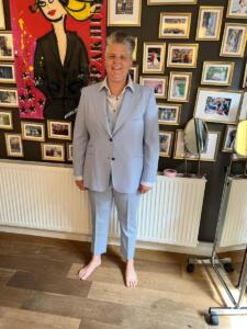 Stoer-trouwpak-vrouw-in-licht-blauw