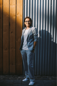 Stoer hip trouwpak vrouw op maat gemaakt