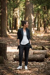 Stoer sportief broekpak bruid