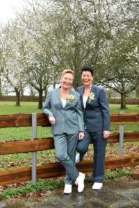 Stoere-vrouwelijke-trouwkostuums-in-groenen