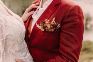 Trouw-broekpak-vrouw-linnen-in-rood-en-oranje
