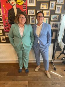 Trouwkleding-lesbische-bruiden-in-groen-en-blauw