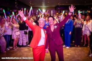 Trouwkostuum-voor-vrouwen-gemaakt-in-rood-en-wijnrood