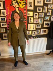 Trouwkostuum-vrouw-groen-met-gilet