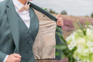 Trouwkostuum-vrouw-met-gilet-en-strik-in-petrol