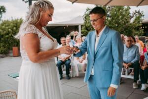 Trouwkostuum-vrouw-op-maat