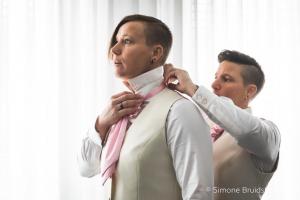 Trouwkostuum vrouw met gilet en maatblouse lesbisch huwelijk