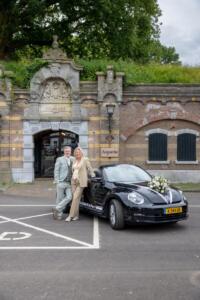 Trouwpak-bruid-met-gilet-in-zand-kleur-beige