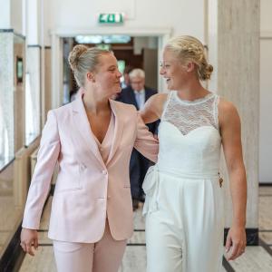 Trouwpak-lesbische-bruid-in-roze