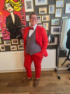 Trouwpak-stoer-vrouw-rood-met-gilet