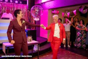 Trouwpak-voor-vrouwen-in-rood-en-bordeaux-rood