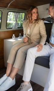 Trouwpak-vrouw-stoer-sportief