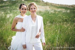 Trouwpak gemaakt voor bruid Saskia. Gemaakt van witte zachte stof met smal gesneden revers en paspel zakjes