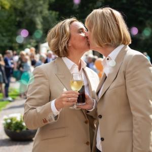 Trouwpak vrouw beige gemaakt voor lesbische bruiden