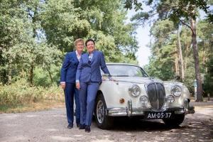 Trouwpak vrouw met vest op maat gemaakt lesbisch huwelijk