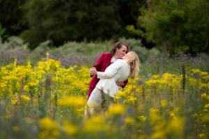 Trouwpakken-dames-gemaakt-in-rood-en-wit-vrouwelijk-bruidspak