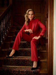 Vrouwelijk-bruidspak-in-rood-op-maat-gemaakt